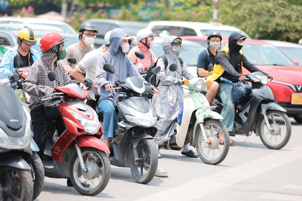Hà Nội thời tiết nắng nóng, oi bức với nền nhiệt cao - Ảnh 1.