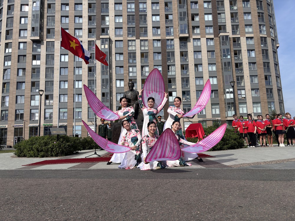 Khánh thành Quảng trường Hồ Chí Minh tại St. Petersburg, LB Nga - Ảnh 6.