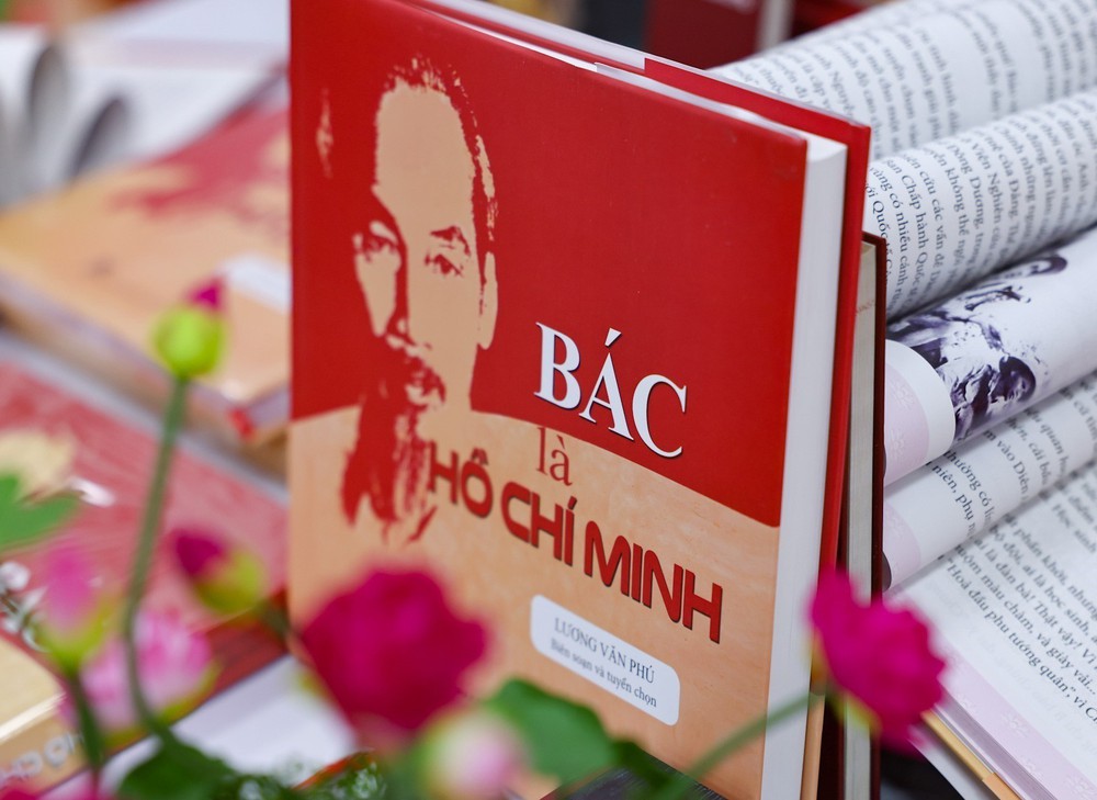 Ra mắt hai cuốn sách tham khảo đặc biệt về Chủ tịch Hồ Chí Minh - Ảnh 2.