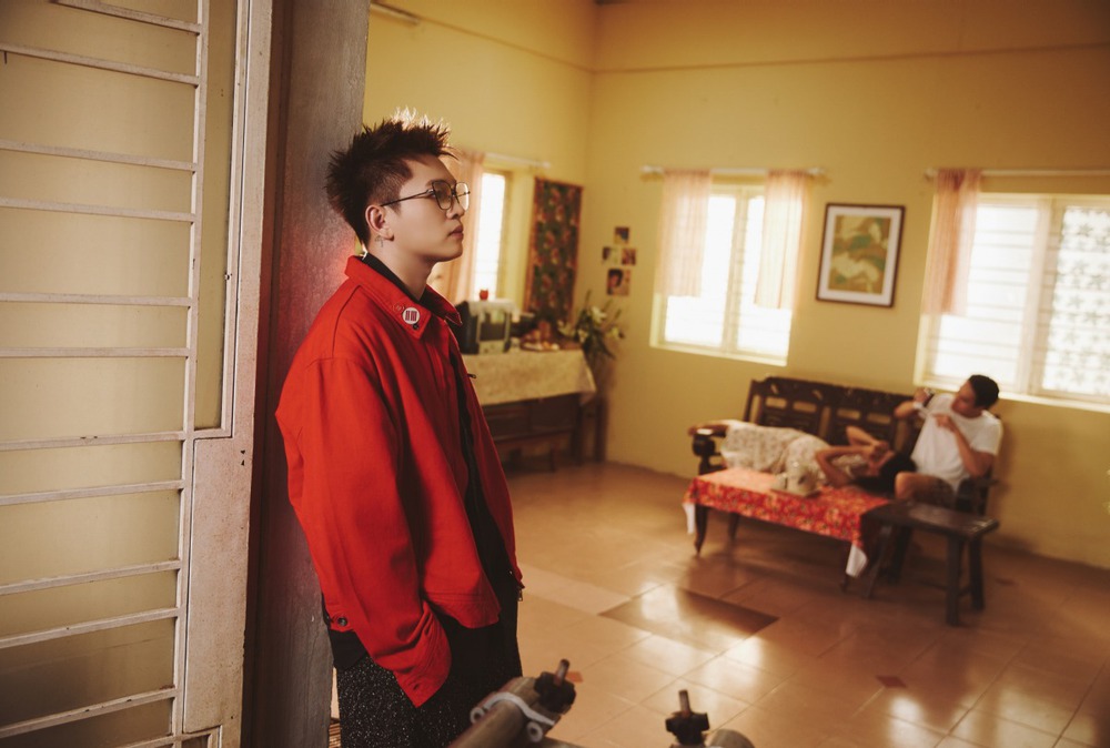 B Ray trầm lắng, đầy tự sự trong MV &quot;Còn ai ngoài anh với em&quot; - Ảnh 4.