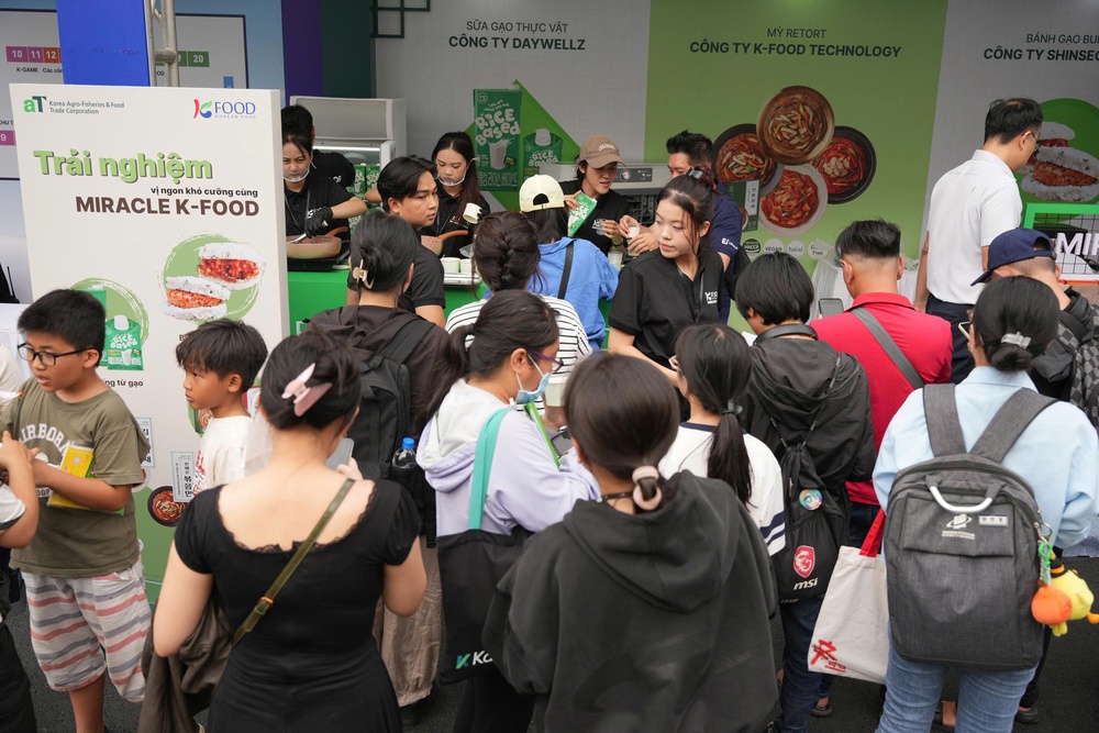 Gian hàng &quot;Miracle K-Food&quot; hút khách tại Ngày hội Văn hóa Hữu nghị Việt – Hàn 2025 - Ảnh 1.