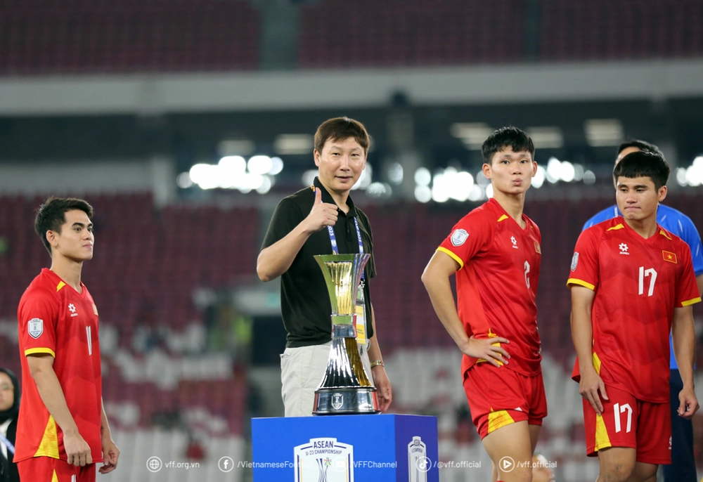 HLV Kim Sang Sik: 'Tôi may mắn khi được làm việc với nhiều cầu thủ tài năng' - Ảnh 1.