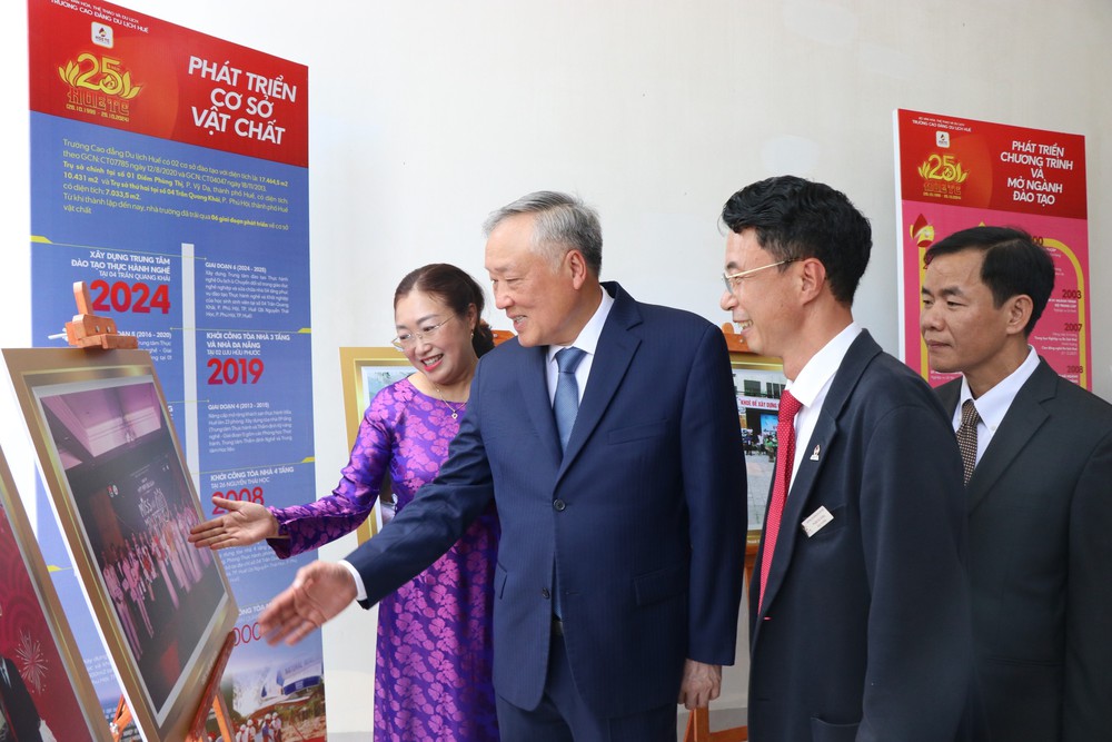 Phó Thủ tướng Thường trực Nguyễn Hòa Bình: Quan tâm, lắng nghe, giải quyết kịp thời, từ sớm những bức xúc ngay từ cơ sở - Ảnh 2. Phó Thủ tướng Thường trực Nguyễn Hòa Bình: Quan tâm, lắng nghe, giải quyết kịp thời, từ sớm những bức xúc ngay từ cơ sở - Ảnh 2.