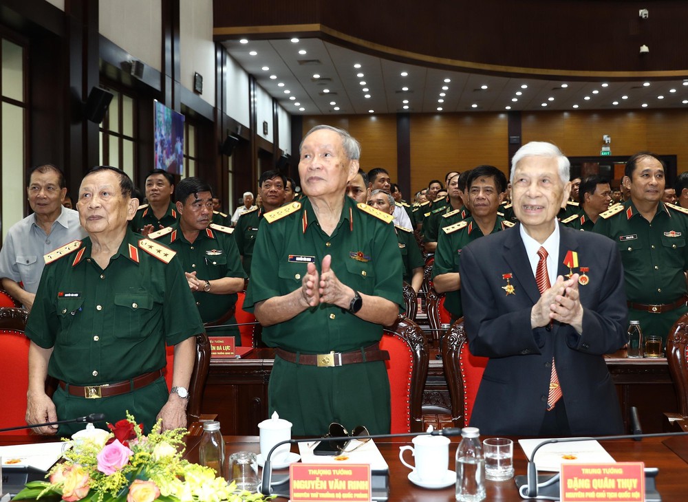 Tổng Bí thư Tô Lâm gặp mặt đại biểu có công với với cách mạng - Ảnh 6.