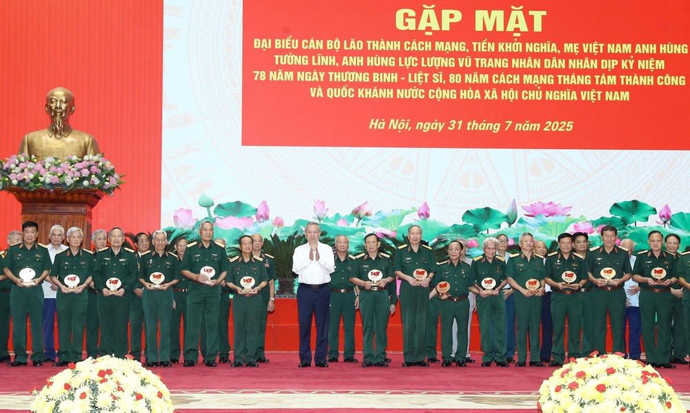 Tổng Bí thư Tô Lâm gặp mặt đại biểu có công với với cách mạng - Ảnh 11.
