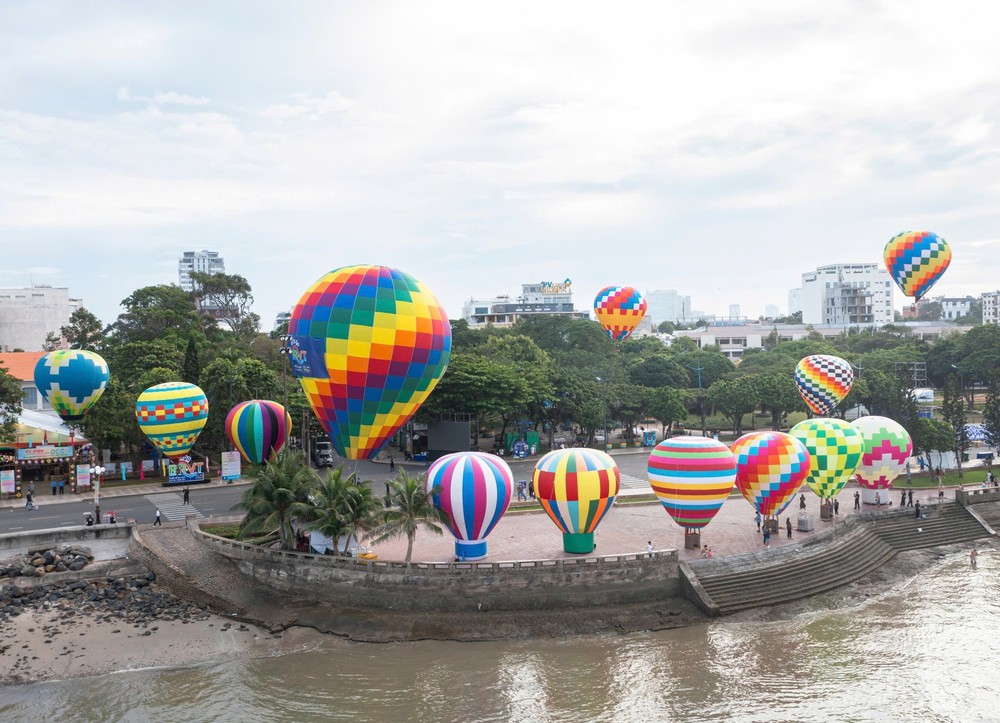Các địa phương ven biển Thành phố Hồ Chí Minh nhộn nhịp đón khách dịp Hè - Ảnh 1. Các địa phương ven biển Thành phố Hồ Chí Minh nhộn nhịp đón khách dịp Hè - Ảnh 1.