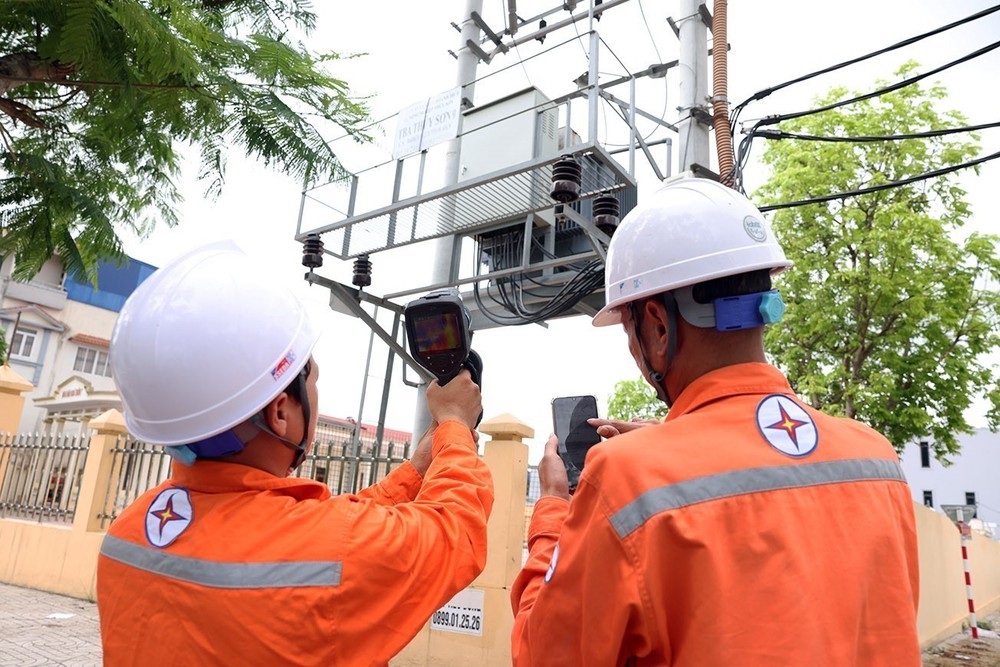Nắng nóng cực đoan khiến hóa đơn tiền điện tăng vọt - Ảnh 1.