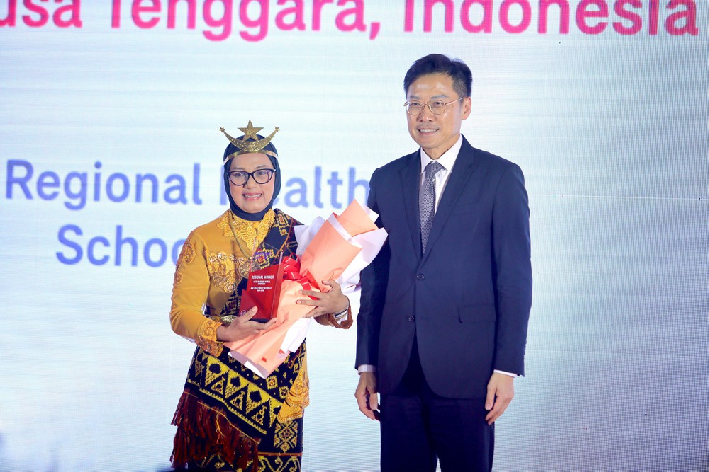 Dự án biến &quot;rác thải thành chữ&quot; của học sinh tiểu học Indonesia giành giải cao nhất Trường học Lành mạnh nhất AIA mùa 3 - Ảnh 1.