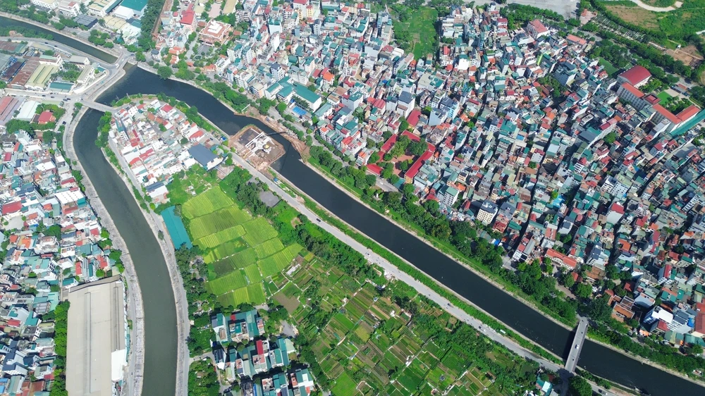 Đập dâng có đài quan sát trên sông Tô Lịch dần thành hình - Ảnh 2.
