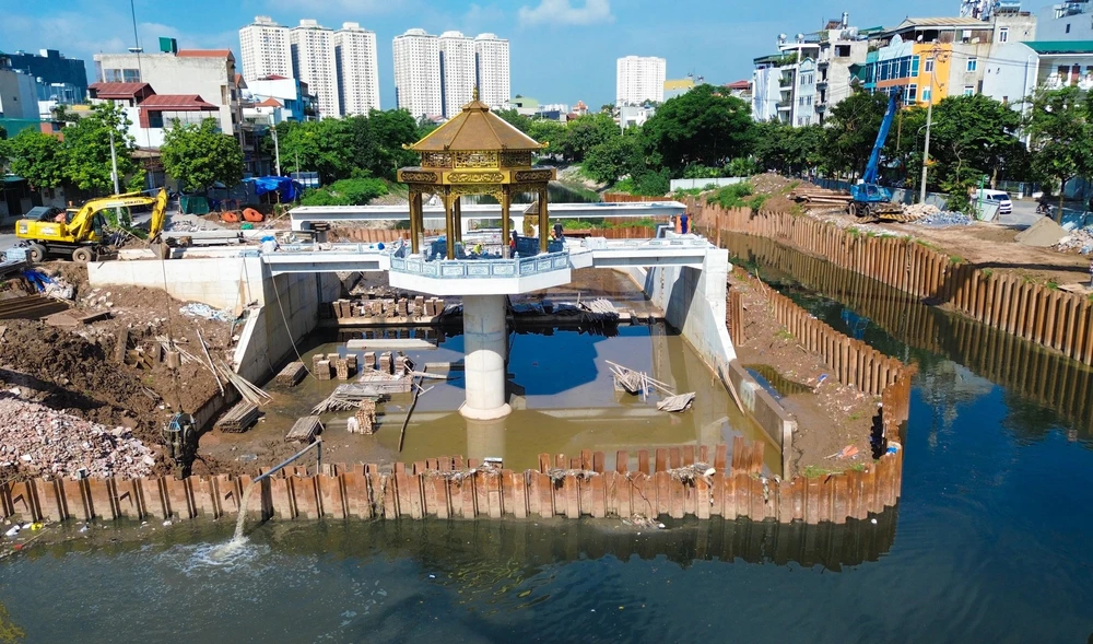 Đập dâng có đài quan sát trên sông Tô Lịch dần thành hình - Ảnh 7.