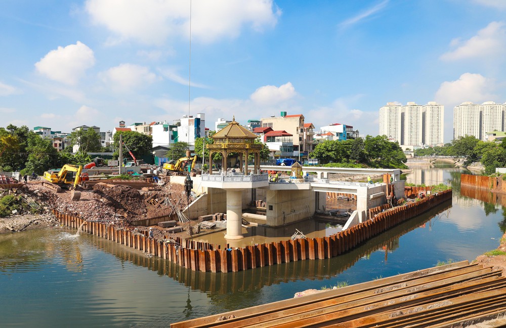 Đập dâng có đài quan sát trên sông Tô Lịch dần thành hình - Ảnh 4.