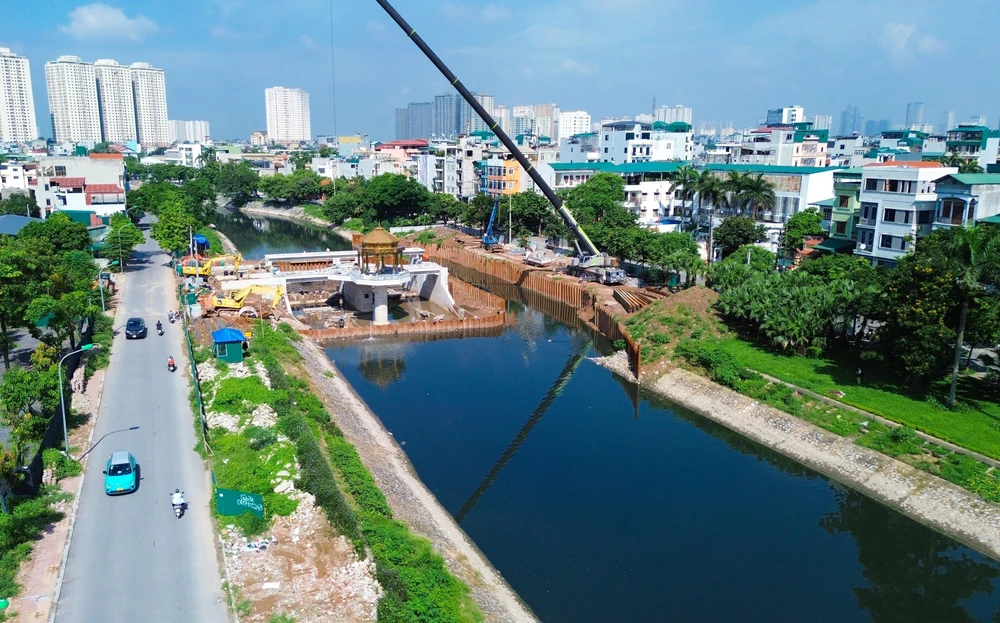 Đập dâng có đài quan sát trên sông Tô Lịch dần thành hình - Ảnh 3.