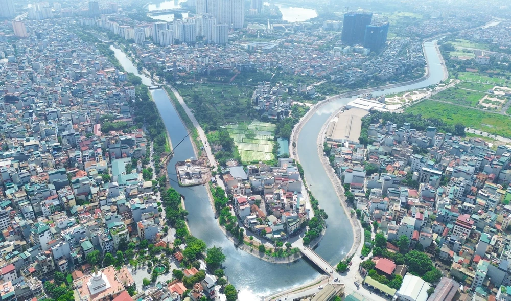 Đập dâng có đài quan sát trên sông Tô Lịch dần thành hình - Ảnh 1.