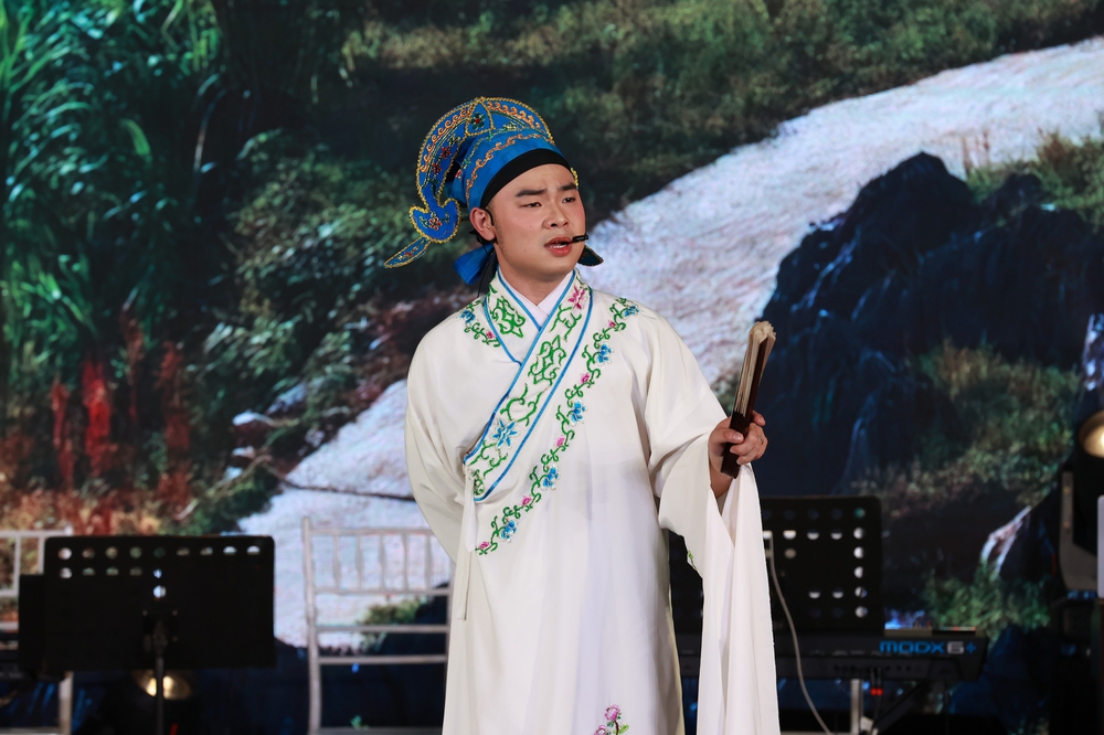 Ca sĩ Trường Sang làm đêm nhạc ấm áp tình nghệ sĩ - Ảnh 5.