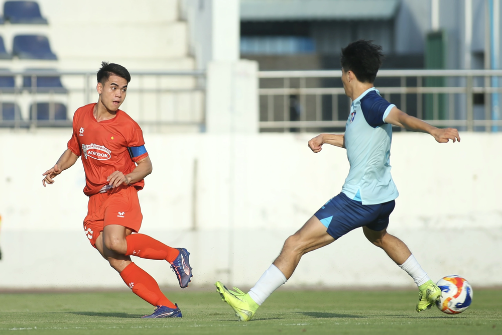 HLV Kim Sang Sik ưu tiên cầu thủ V-League ở U22 Việt Nam - Ảnh 2. HLV Kim Sang Sik ưu tiên cầu thủ V-League ở U22 Việt Nam - Ảnh 2.