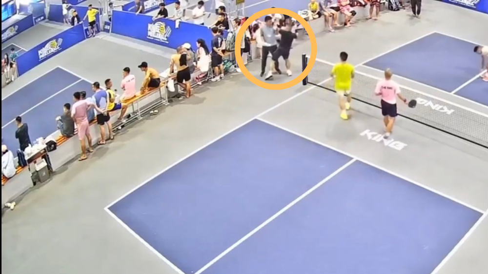 Xôn xao video VĐV pickleball dùng vợt đánh trọng tài trên sân khiến cộng đồng mạng bất ngờ - Ảnh 2. Xôn xao video VĐV pickleball dùng vợt đánh trọng tài trên sân khiến cộng đồng mạng bất ngờ - Ảnh 2.