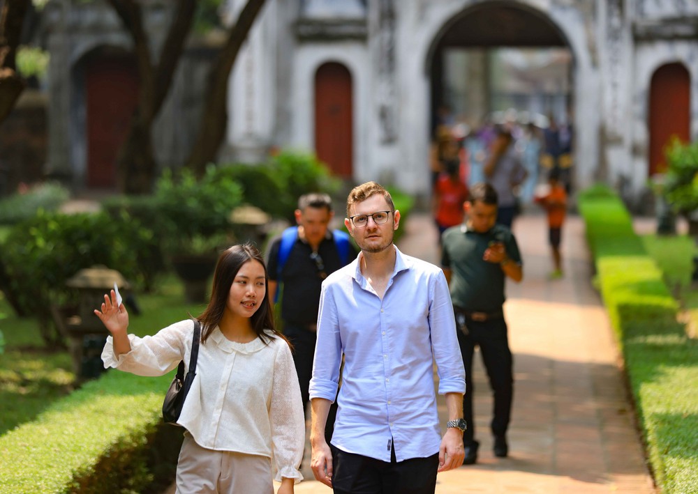 Nửa đầu năm 2025, Việt Nam đón gần 10,7 triệu lượt khách quốc tế - Ảnh 2. Nửa đầu năm 2025, Việt Nam đón gần 10,7 triệu lượt khách quốc tế - Ảnh 2.