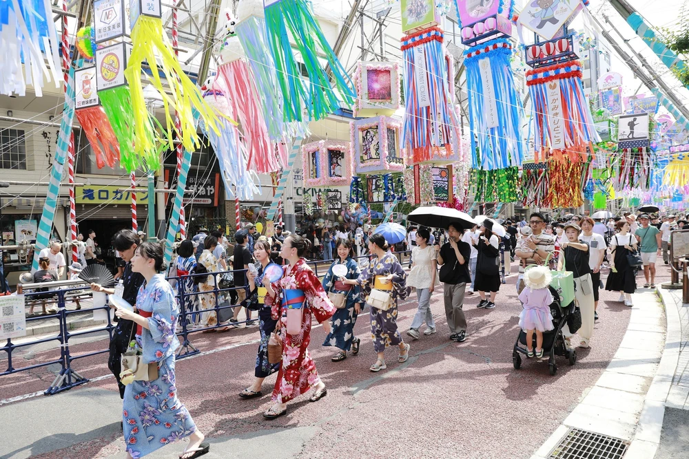 Nhật Bản: Lễ hội Tanabata sôi động thu hút hàng trăm nghìn du khách - Ảnh 7. Nhật Bản: Lễ hội Tanabata sôi động thu hút hàng trăm nghìn du khách - Ảnh 7.