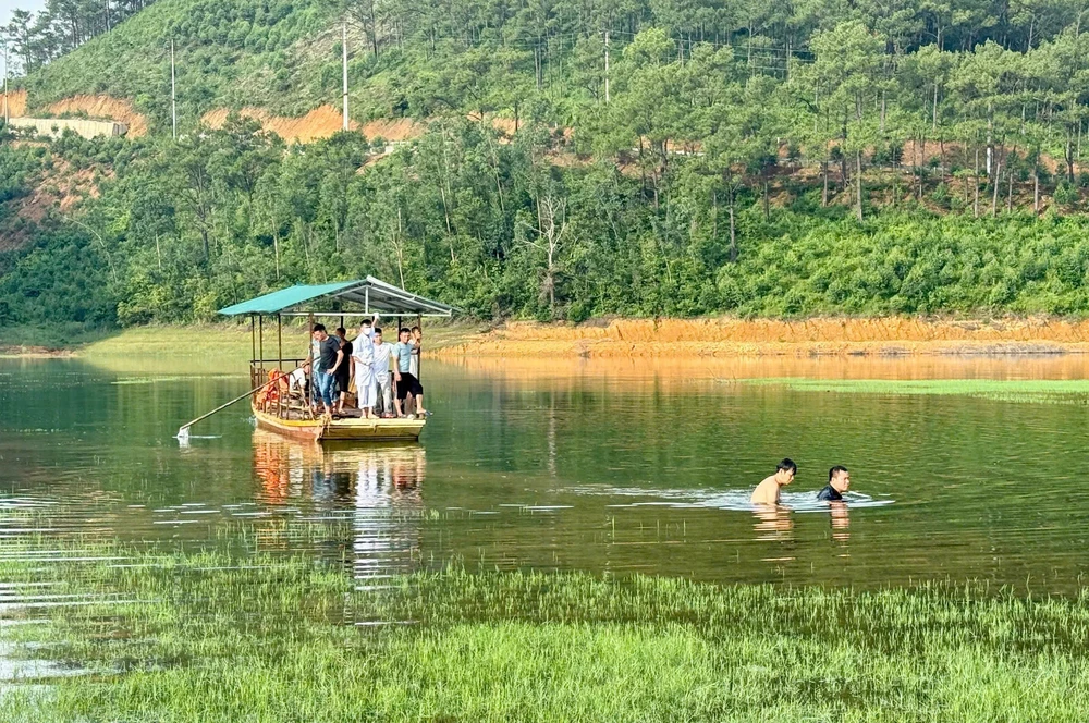 Quảng Ninh: xe bán tải bị đắm đập, hai vợ chồng gặp nạn tử vong - Ảnh 3.