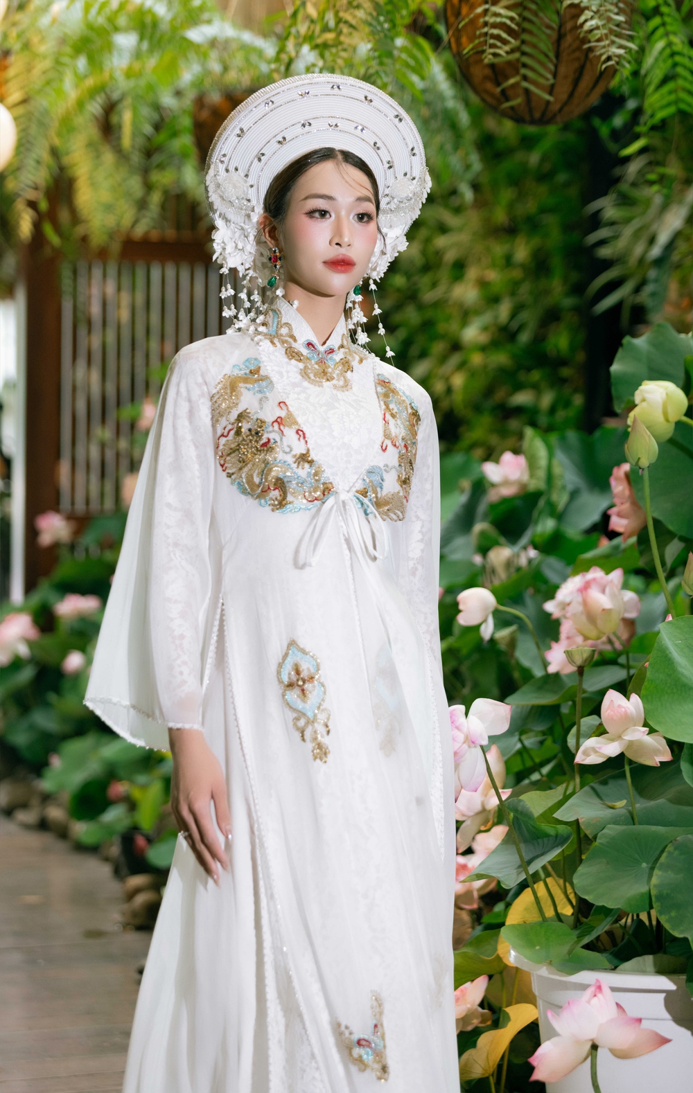 NTK Cao Minh Tiến mang BST thời trang &quot;Thoải mộng&quot; đến vườn sen đẹp thơ mộng ở Hà Nội - Ảnh 2.