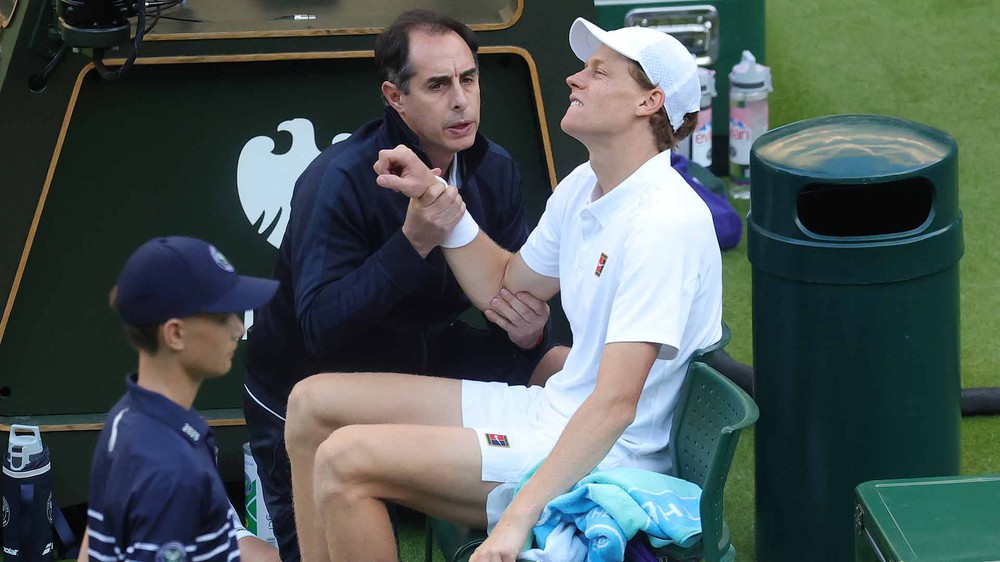Jannik Sinner lọt tứ kết Wimbledon 2025 đầy may mắn, cộng đồng mạng tiếc nuối cho 'Tiểu Federer' - Ảnh 1.