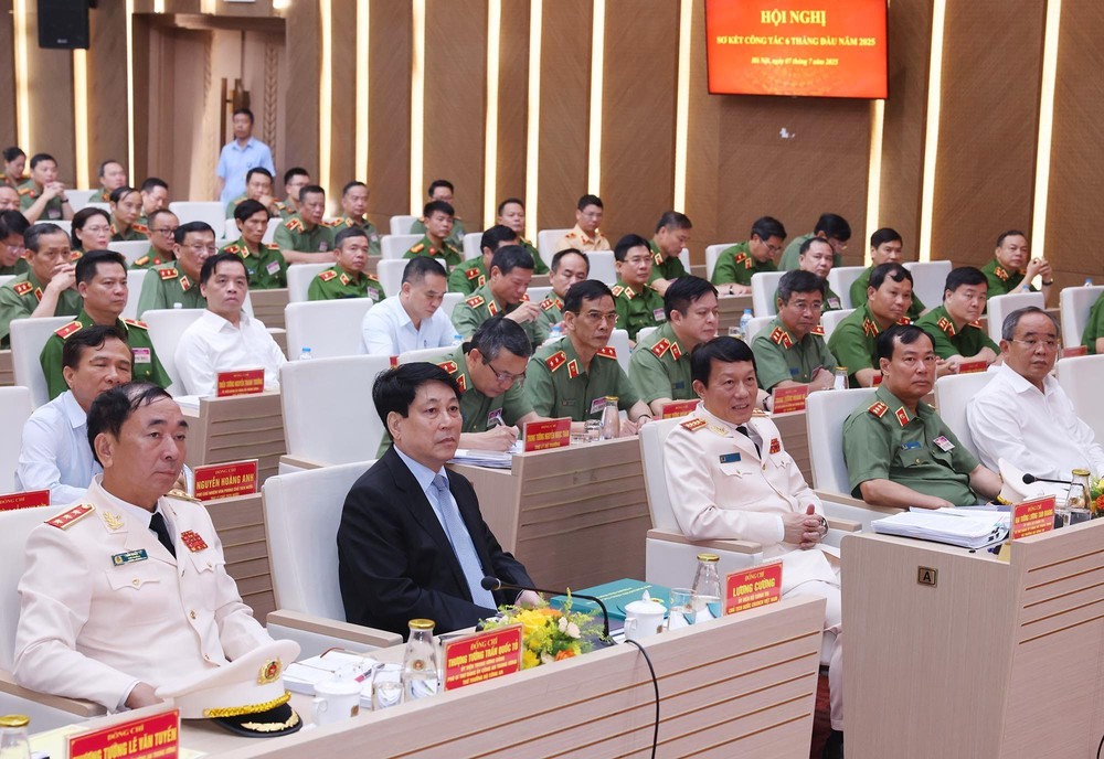 Chủ tịch nước dự Hội nghị sơ kết 6 tháng đầu năm 2025 của Bộ Công an - Ảnh 6.