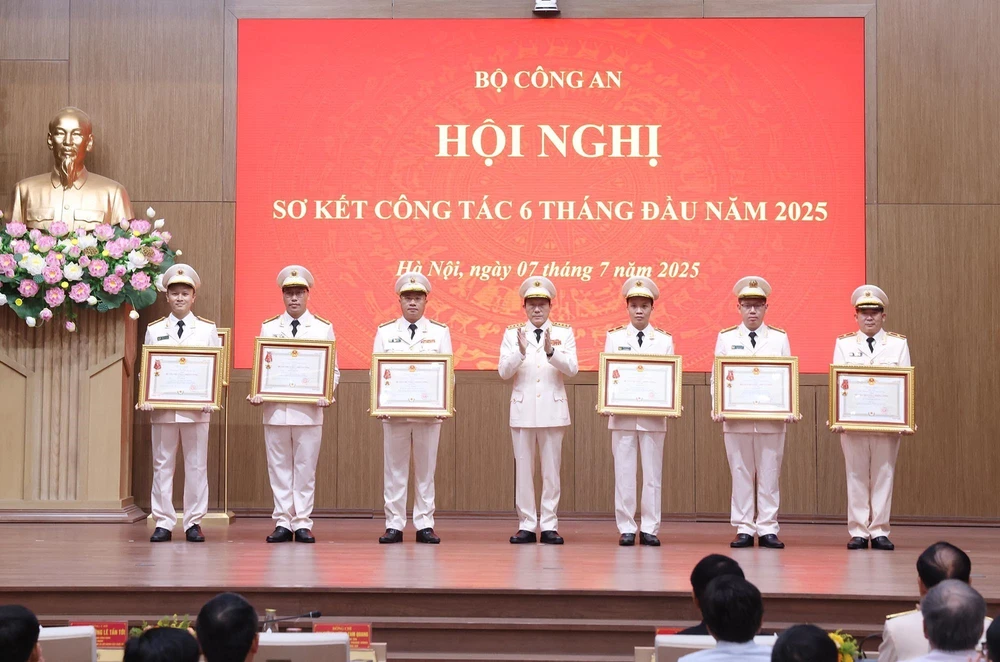 Chủ tịch nước dự Hội nghị sơ kết 6 tháng đầu năm 2025 của Bộ Công an - Ảnh 15.