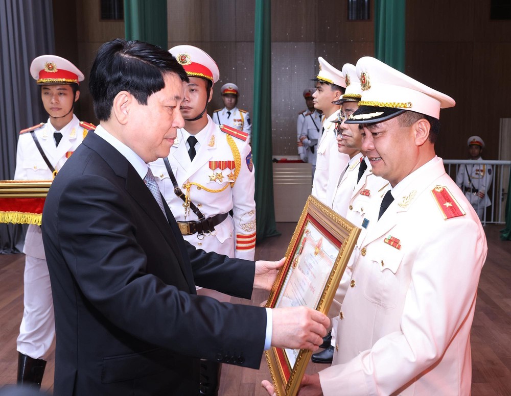 Chủ tịch nước dự Hội nghị sơ kết 6 tháng đầu năm 2025 của Bộ Công an - Ảnh 14.