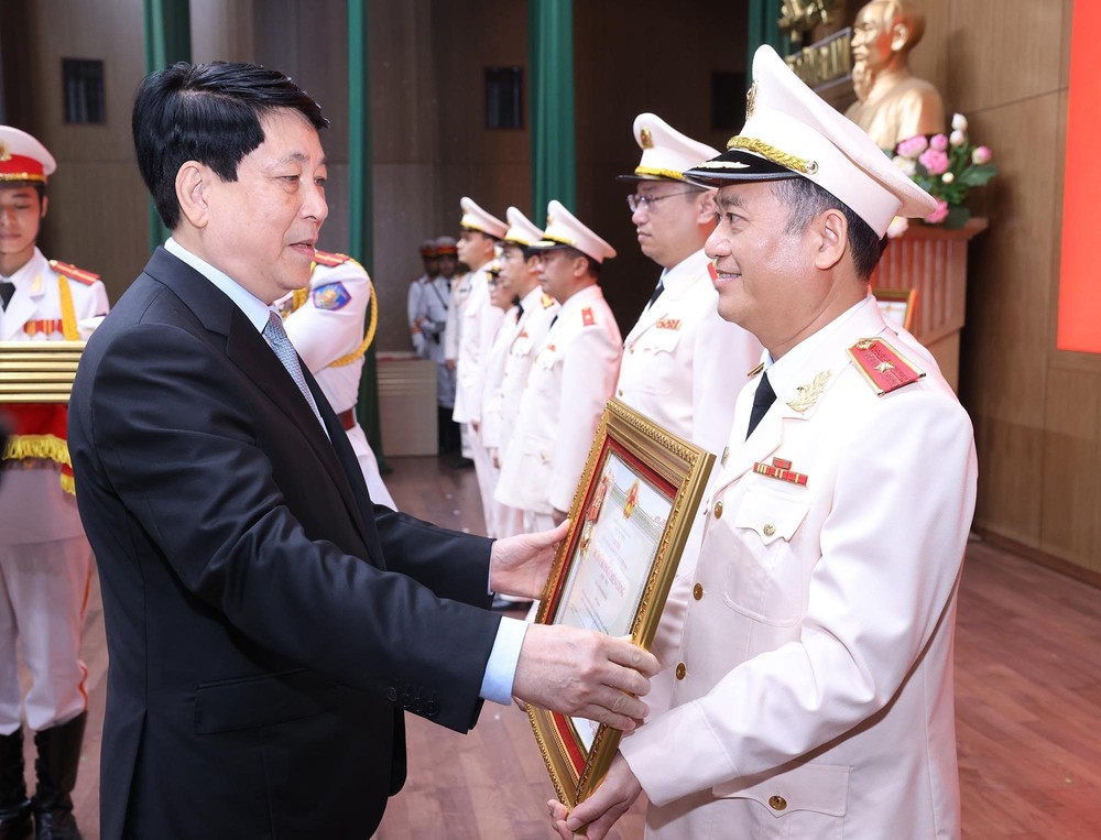 Chủ tịch nước dự Hội nghị sơ kết 6 tháng đầu năm 2025 của Bộ Công an - Ảnh 13.