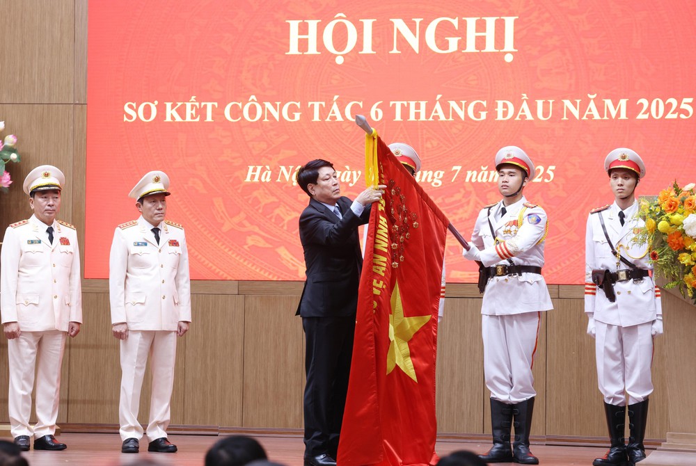 Chủ tịch nước dự Hội nghị sơ kết 6 tháng đầu năm 2025 của Bộ Công an - Ảnh 10.