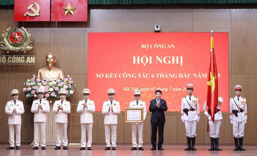 Chủ tịch nước dự Hội nghị sơ kết 6 tháng đầu năm 2025 của Bộ Công an - Ảnh 12.
