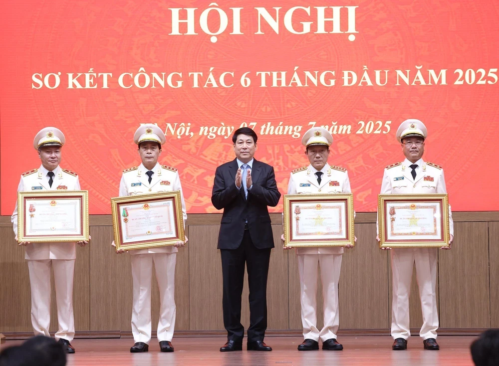 Chủ tịch nước dự Hội nghị sơ kết 6 tháng đầu năm 2025 của Bộ Công an - Ảnh 11.