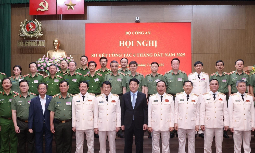 Chủ tịch nước dự Hội nghị sơ kết 6 tháng đầu năm 2025 của Bộ Công an - Ảnh 16.
