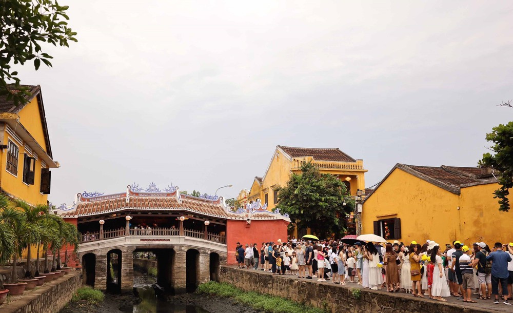 Gần 10,7 triệu lượt khách quốc tế đến Việt Nam 6 tháng năm 2025 - Ảnh 4. Gần 10,7 triệu lượt khách quốc tế đến Việt Nam 6 tháng năm 2025 - Ảnh 4.