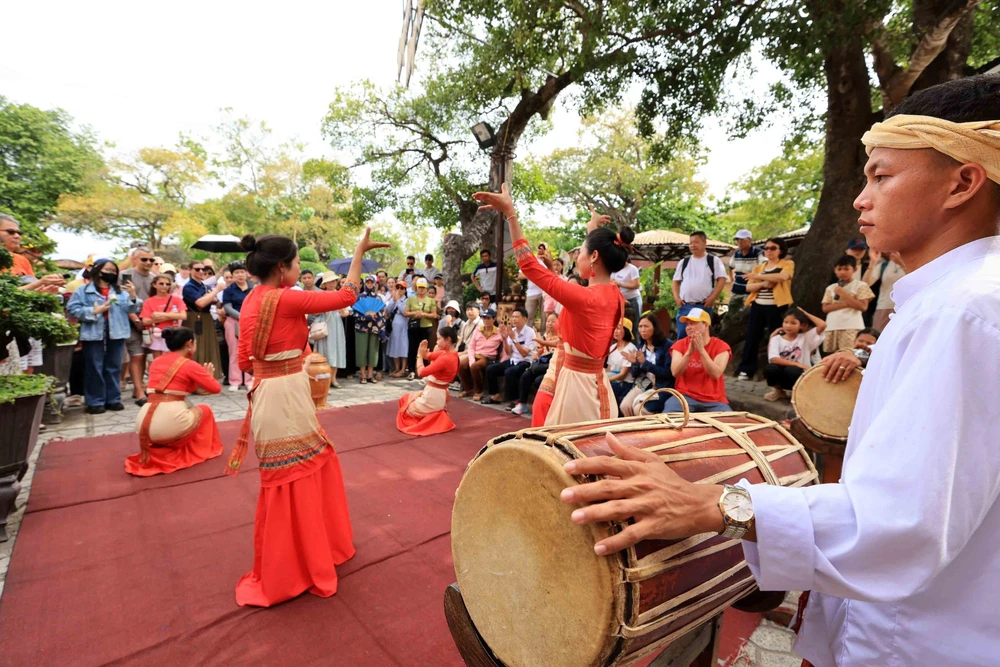 Gần 10,7 triệu lượt khách quốc tế đến Việt Nam 6 tháng năm 2025 - Ảnh 8. Gần 10,7 triệu lượt khách quốc tế đến Việt Nam 6 tháng năm 2025 - Ảnh 8.