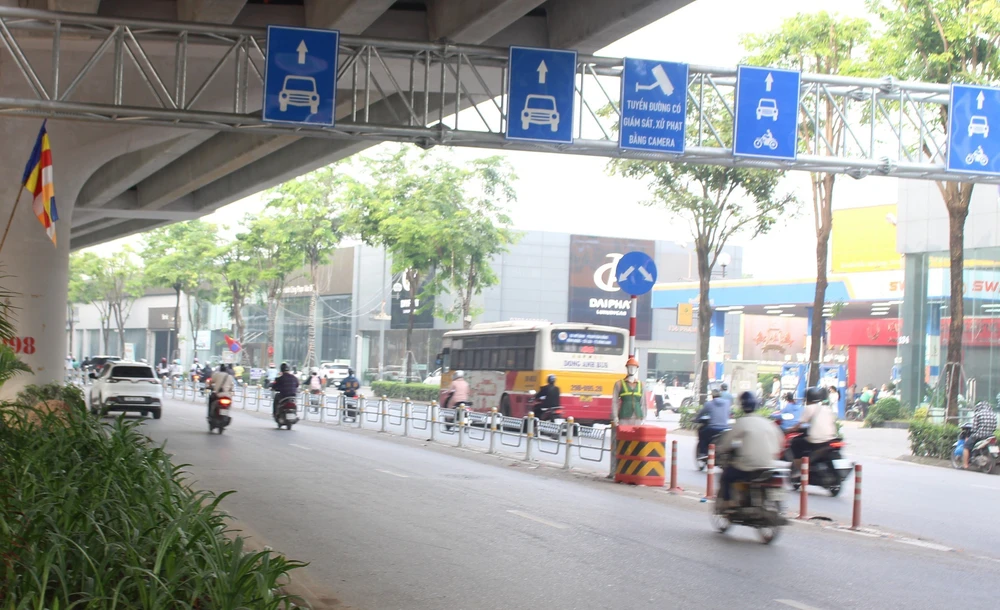 Nhiều xe máy vẫn lấn làn trên đường Phạm Văn Đồng (Hà Nội) - Ảnh 2.