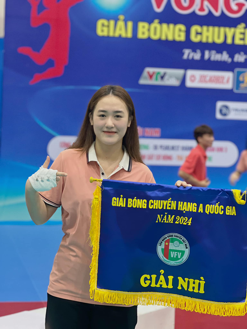 Em họ của hoa khôi bóng chuyền Việt Nam chấp nhận bỏ 1 ngón tay sau tai nạn, trở thành chuyền 2 trẻ xuất sắc - Ảnh 3.