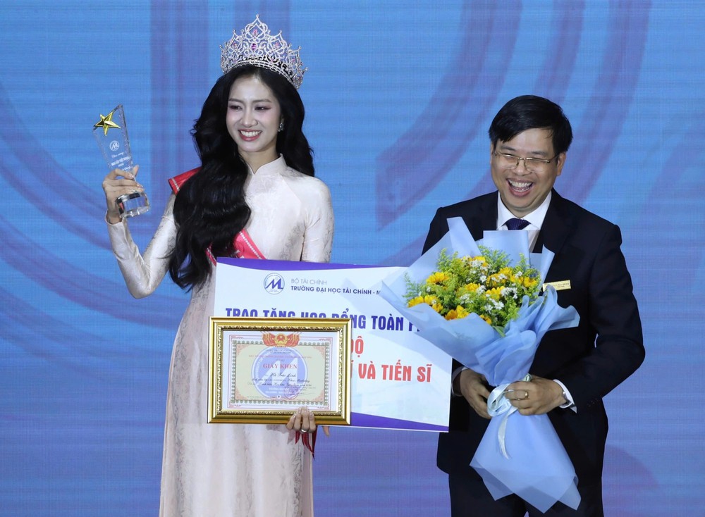 Hoa hậu Việt Nam 2024 Hà Trúc Linh rạng rỡ ngày trở về trường - Ảnh 5.