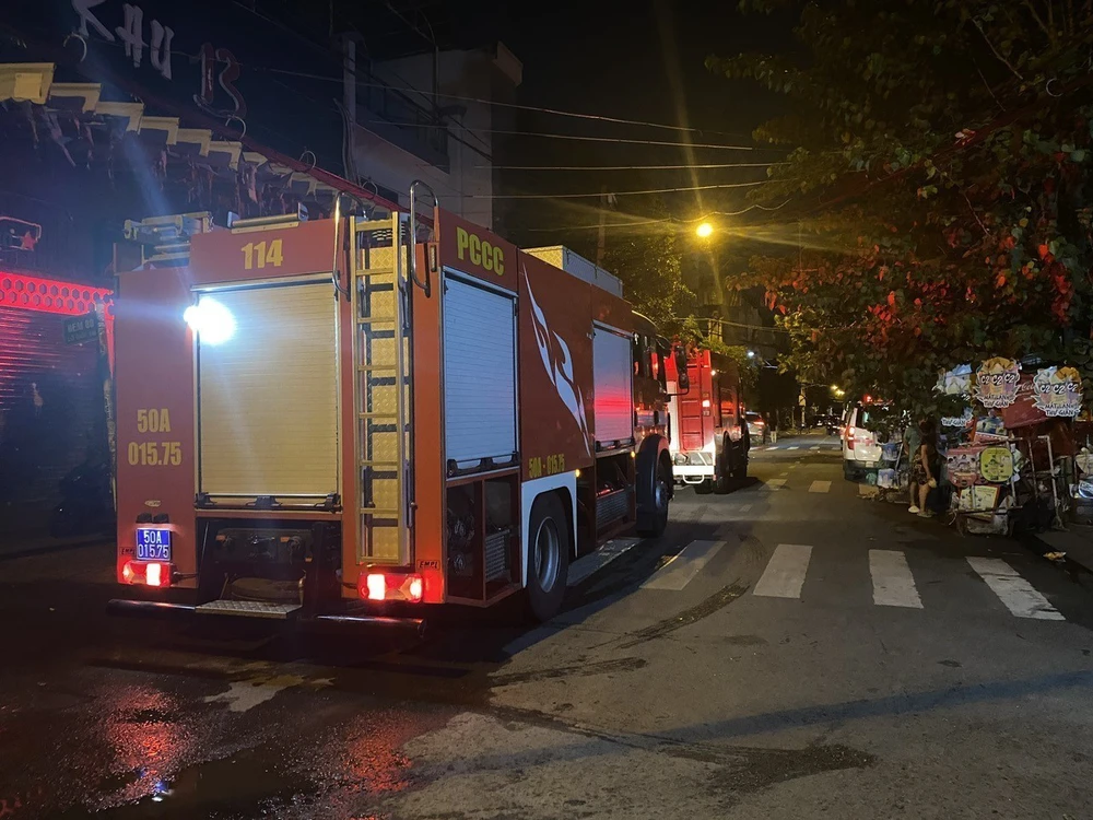 Vụ cháy tại chung cư ở Thành phố Hồ Chí Minh: Nguyên nhân do chập đường dây điện người dân tự đấu nối - Ảnh 6.