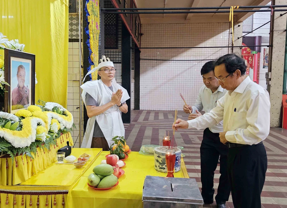 Lãnh đạo Thành phố Hồ Chí Minh viếng các nạn nhân tử vong vụ cháy chung cư Độc Lập - Ảnh 4.