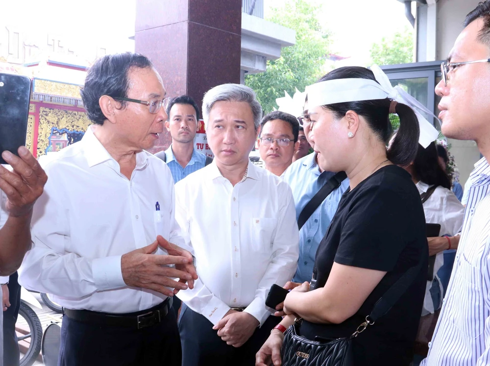 Lãnh đạo Thành phố Hồ Chí Minh viếng các nạn nhân tử vong vụ cháy chung cư Độc Lập - Ảnh 2.
