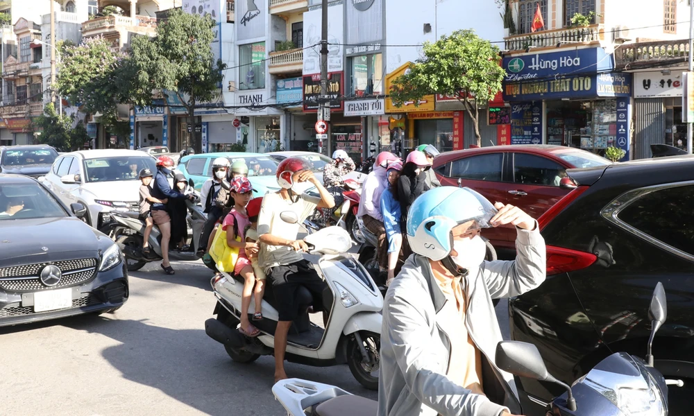 Từ ngày 9-10/7, nắng nóng bao trùm nhiều khu vực - Ảnh 2.