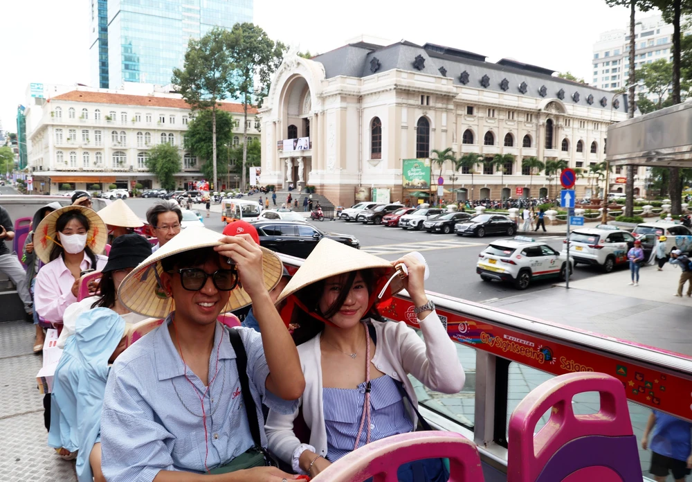 Để du lịch đêm ở thành phố Hồ Chí Minh thêm “tỏa sáng” - Ảnh 3. Để du lịch đêm ở thành phố Hồ Chí Minh thêm “tỏa sáng” - Ảnh 3.