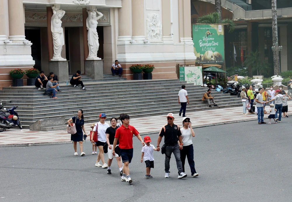 Để du lịch đêm ở thành phố Hồ Chí Minh thêm “tỏa sáng” - Ảnh 5. Để du lịch đêm ở thành phố Hồ Chí Minh thêm “tỏa sáng” - Ảnh 5.