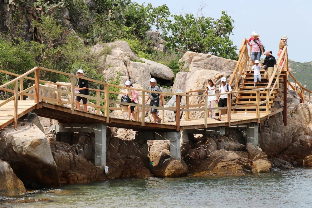 Vẻ đẹp nên thơ của vịnh Vĩnh Hy (Khánh Hòa) - Ảnh 6. Vẻ đẹp nên thơ của vịnh Vĩnh Hy (Khánh Hòa) - Ảnh 6.