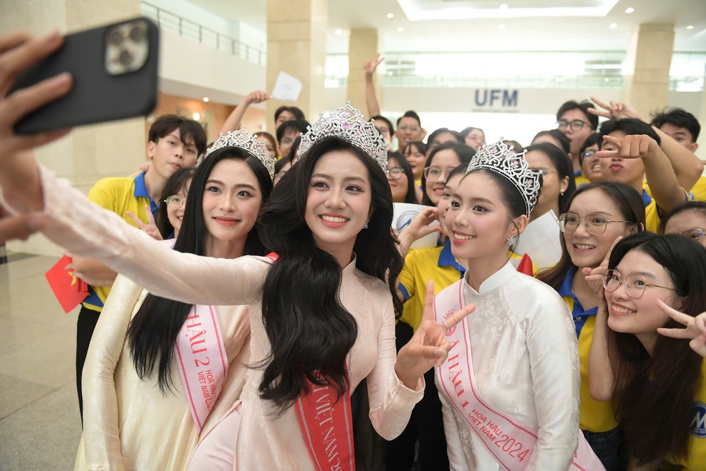 Hoa hậu Việt Nam 2024 Hà Trúc Linh rạng rỡ ngày trở về trường - Ảnh 1.