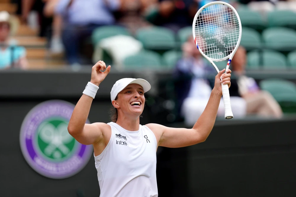 Swiatek lọt vào bán kết Wimbledon 2025, xác lập thành tích kỷ lục hiếm tay vợt nào thực hiện được - Ảnh 1.