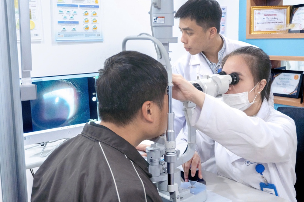 Cấp cứu ca chấn thương mắt do nổ bóng đèn huỳnh quang tại Đà Lạt - Ảnh 2.
