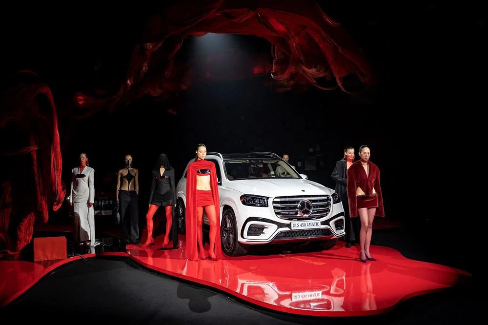 Sau &quot;phổ cập xe sang&quot; Mercedes-Benz đưa thế giới xa xỉ trở lại - Ảnh 1.
