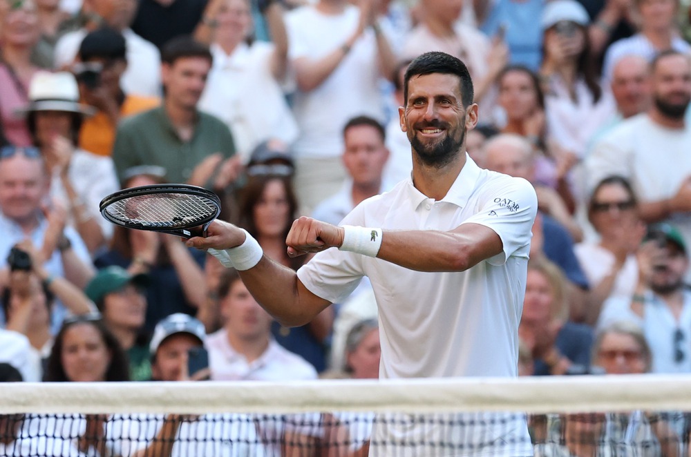Thắng ngược tay vợt Ý, Djokovic đối đầu Sinner ở bán kết Wimbledon 2025 - Ảnh 1.